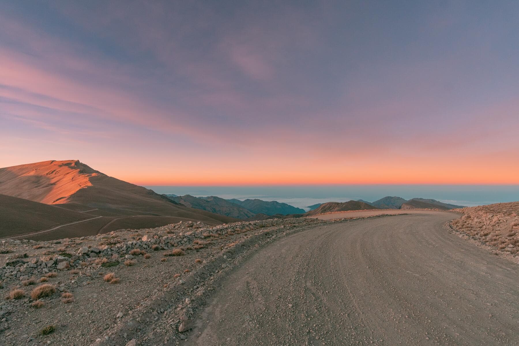 Ruta de altura al atardecer durante una expedición