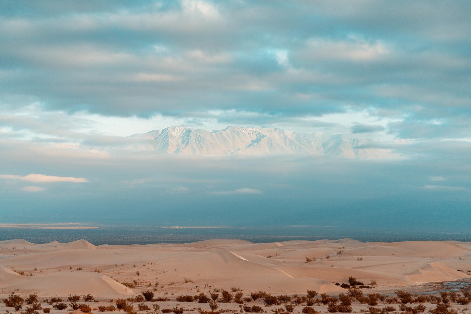 Salar abierto con nubes sobre la cordillera