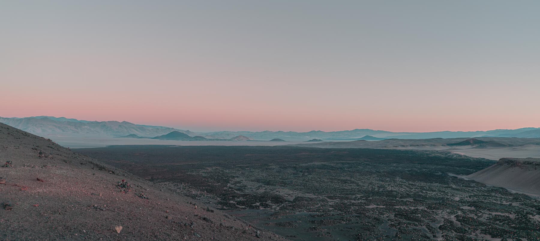 Planicie volcánica en la Puna al atardecer